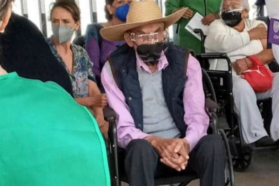 Luis Echeverría, ex Presidente de México, acudió a vacunarse contra Covid a Ciudad Universitaria.