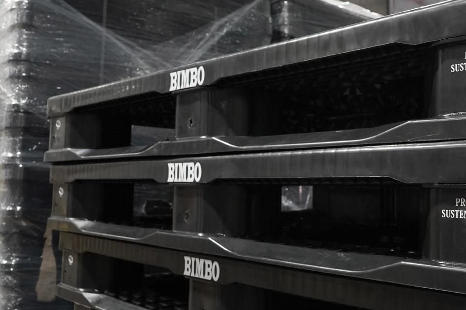 Las tarimas desarrolladas por Grupo Bimbo están elaboradas a partir de envolturas de plástico post-consumo y plástico duro recuperado.
