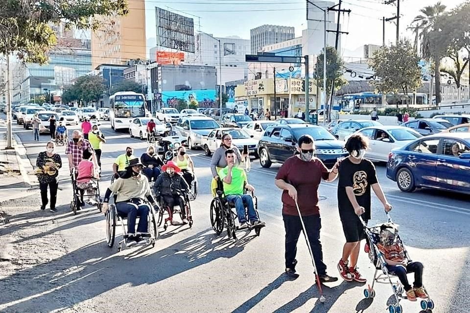 Integrantes del Movimiento por la Visibilidad de la Discapacidad en Nuevo León realizaron un recorrido para evaluar calles del Centro.