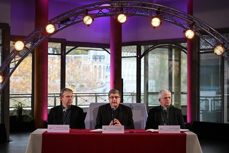 El obispo de Creteil, Dominique Blanchet, el arzobispo de Reims, Eric de Moulins-Beaufort, y el obispo de Arras Olivier Leborgne en una conferencia de prensa.