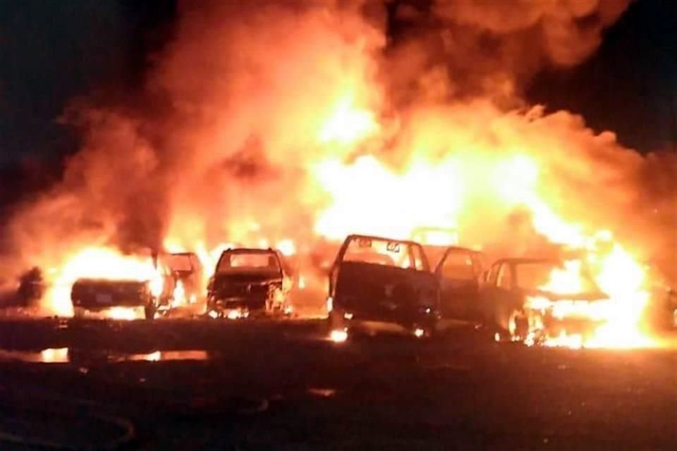 El fuego aparentemente inició por la explosión de la batería de uno de los vehículos en el corralón, en la Carretera Mezquital-Santa Rosa.