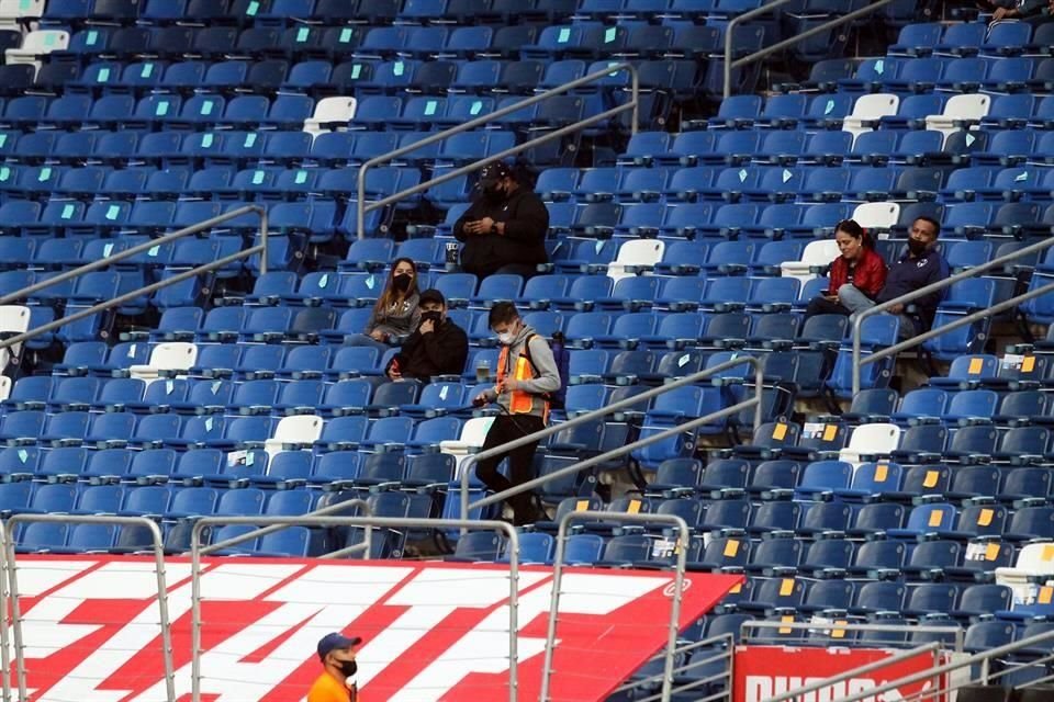 La afición de Rayados cumplió con los lineamientos de uso de cubrebocas para ingresar al estadio.