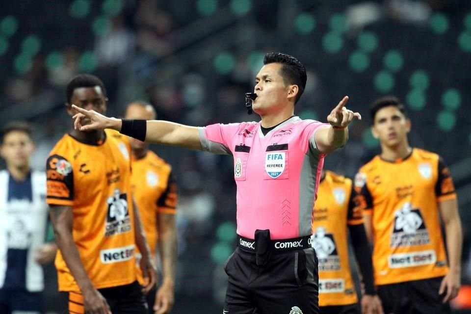 El árbitro central Jorge Pérez Durán tuvo mucho protagonismo en el primer tiempo con sus decisiones.
