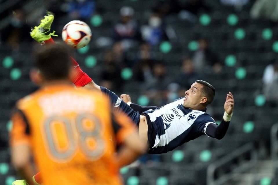Rogelio Funes Mori tuvo un remate de chilena peligroso que se quedó muy cerca de convertirse en su gol número 122 de por vida en Rayados.