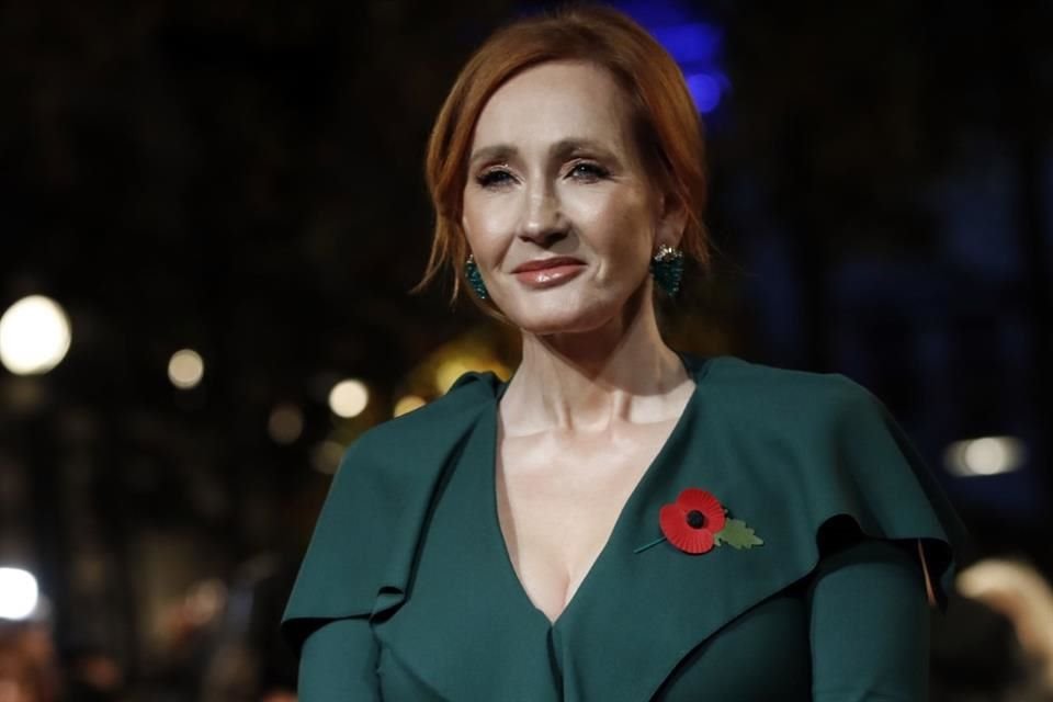 J. K. Rowling señaló que tres activistas trans publicaron la dirección de su hogar con una foto que se tomaron haciendo protesta en las afueras de su casa.
