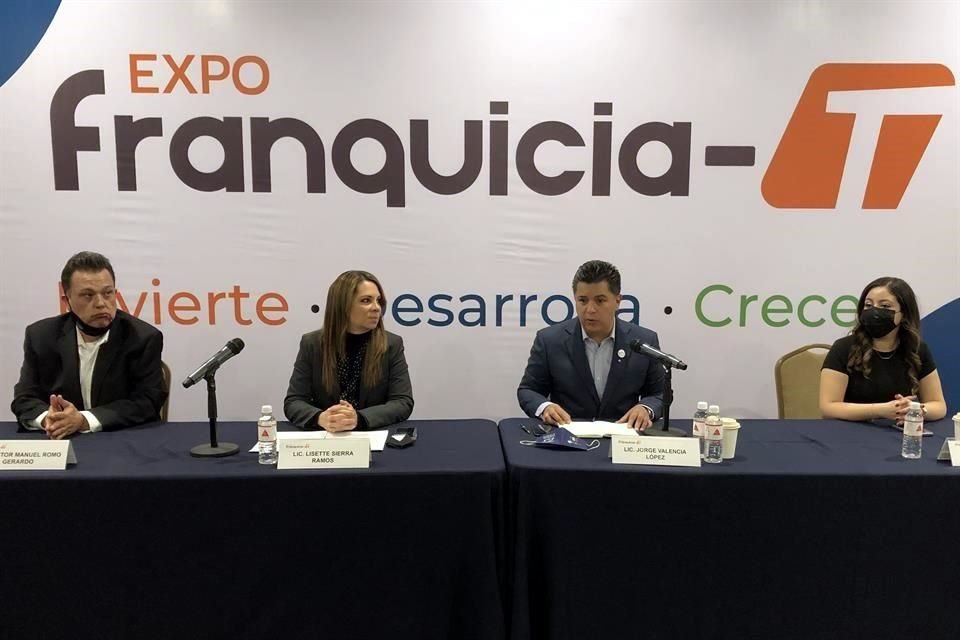Víctor Romo (izq. a der.), de la Asociación de Franquicias del Norte de México; Lisette Sierra, de Cintermex; Jorge Valencia, del ILAF, y Lizeth Melchor, de Expo Franquicia-T.