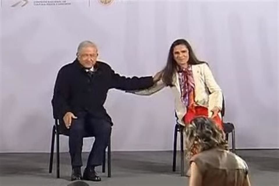 Andrés Manuel López Obrador y Ana Gabriela Guevara en Palacio Nacional.