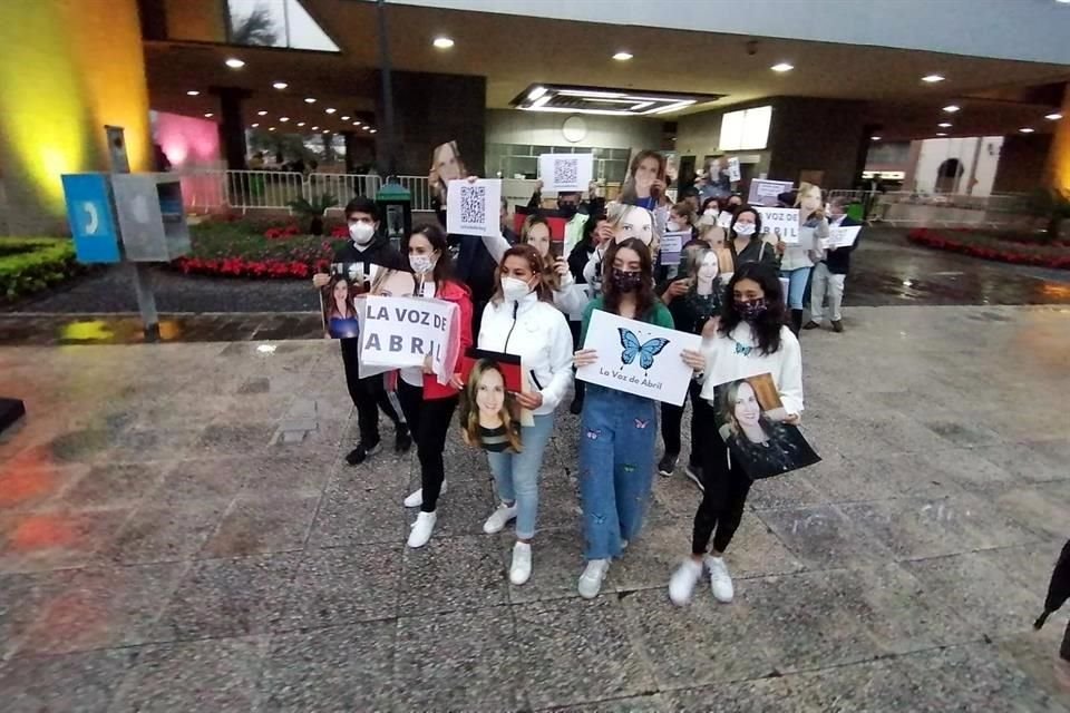 En el Día Internacional de la Eliminación de la Violencia contra las Mujeres, familiares, amigos e integrantes de la asociación Venumia marcharon hacia la Fiscalía del Estado.