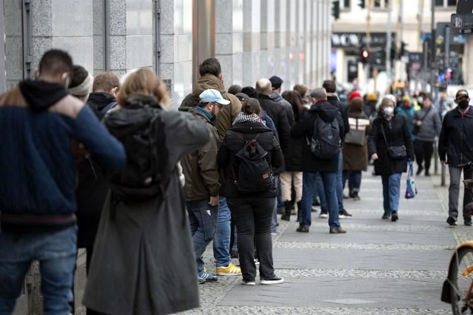 Personas en Alemania esperan la vacuna contra el coronavirus.