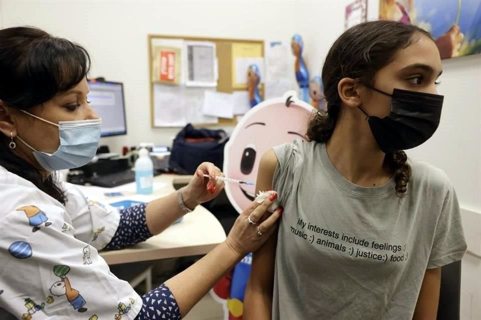 Una menor recibe la vacuna contra coronavirus en Israel.