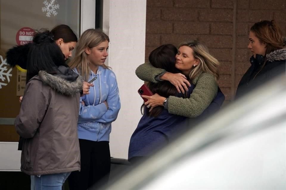 Una madre abraza a su hija cerca de un secundaria donde se registró un tiroteo, en la localidad de Oxford, en el estado de Michigan, Estados Unidos.