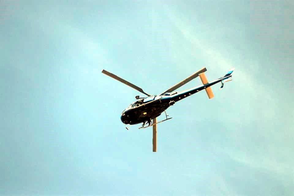 Se empleó un helicóptero para la localización de los sospechosos.