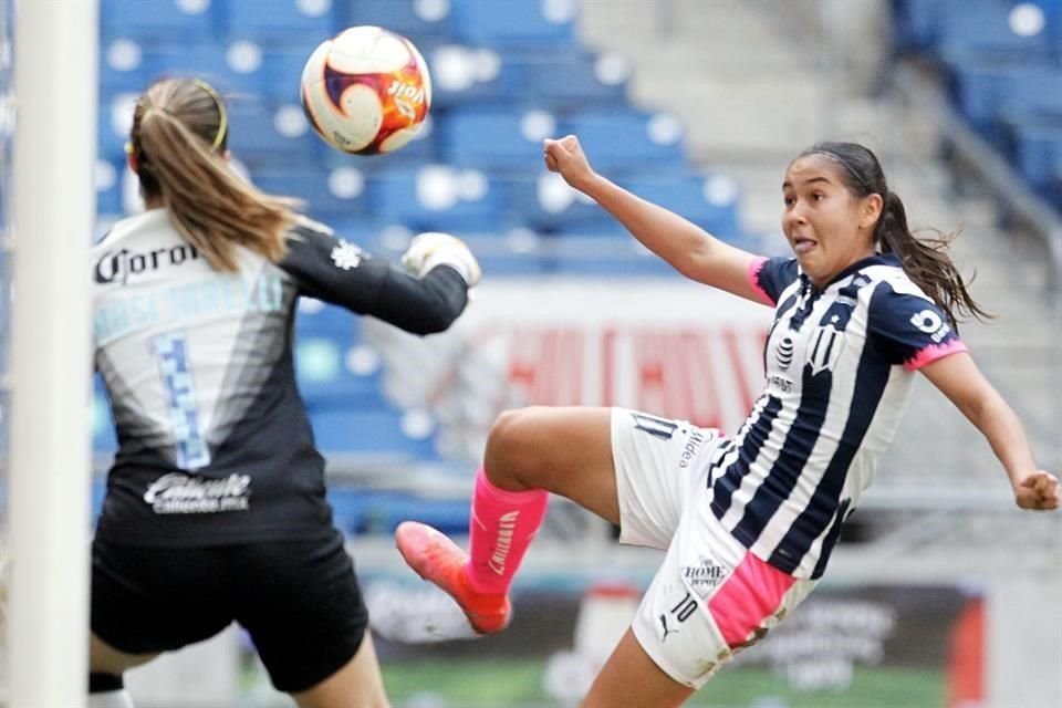 Con este remate, de primera a centro de Daniela Solís, Nicole Pérez marcó el primer gol del encuentro.