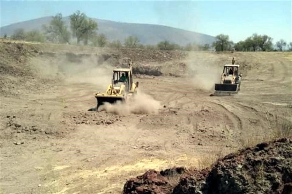 Trascabos trabajan actualmente en el área protegida B de Teotihuacán, en Oztoyahualco.