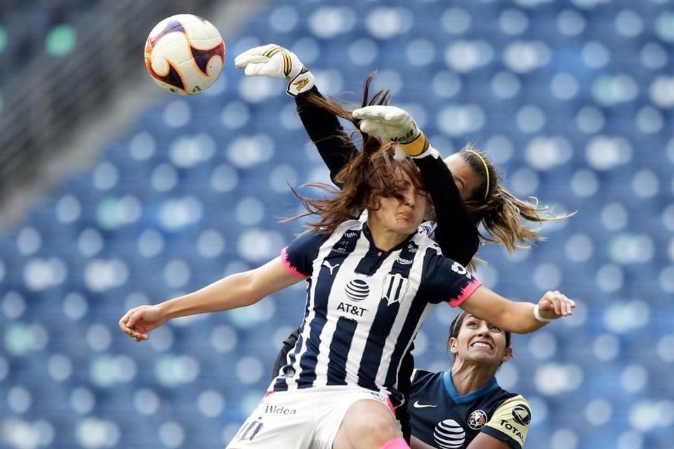 Desirée Monsiváis entró al terreno de juego en la segunda mitad, pero no logró dañar a Renata Masciarelli.
