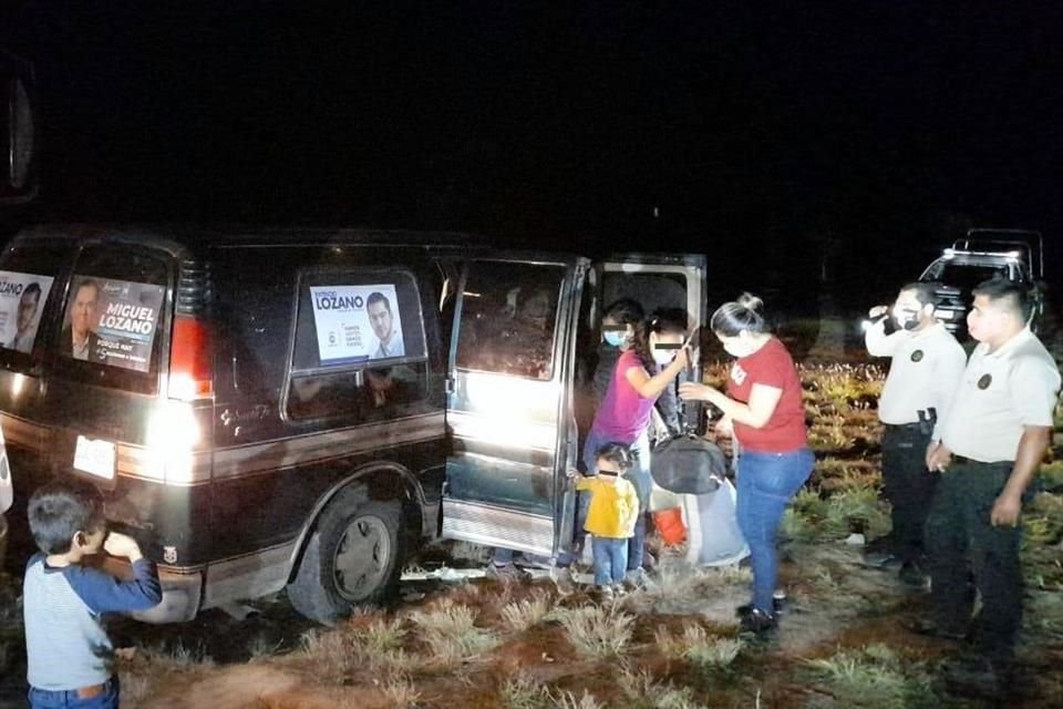 Los agentes interrogaron a las personas que viajaban en la camioneta, descubriendo que se trataba de 19 adultos y 16 menores, todos de Honduras, y quienes eran trasladados a la frontera.