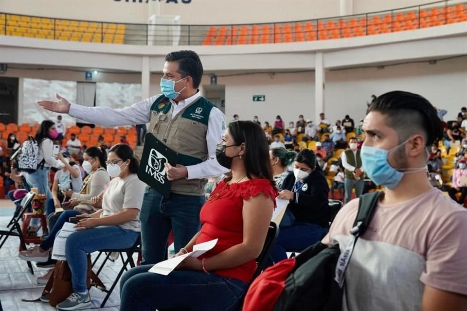 Vacunación a docentes en Chiapas.