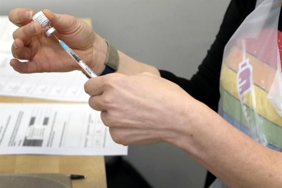 Personal médico prepara una dosis de la vacuna de Pfizer en Reino Unido.