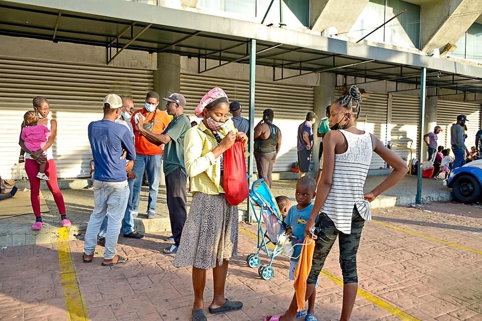 Decenas de haitianos fueron dejados a su suerte en el puerto de Acapulco desde el martes por parte del Instituto Nacional de Migración.