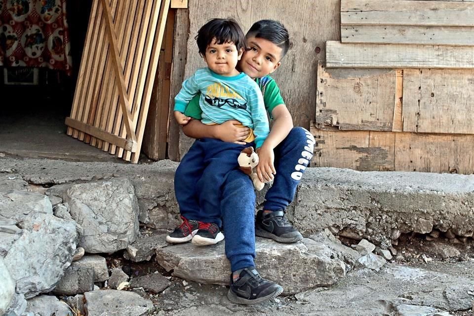 Omar (der.) con su hermanito Josué, de 2 años, pasan sus tardes jugando en casa.