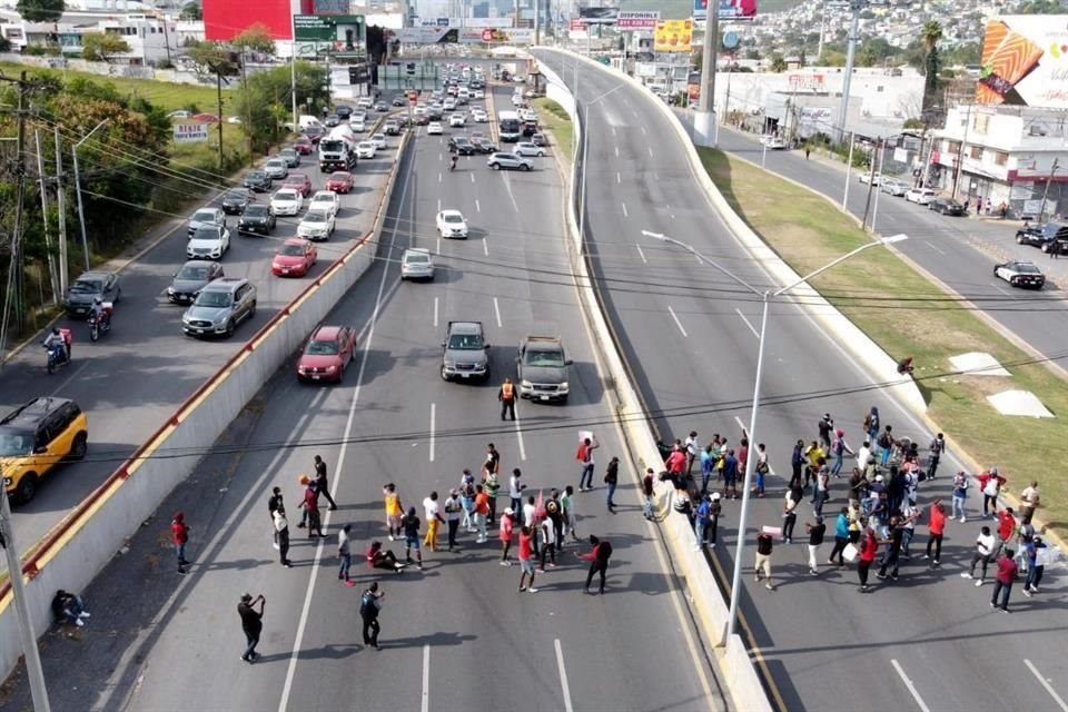 A las 14:10 horas, los migrantes cerraron ambos cuerpos de Lázaro Cárdenas.