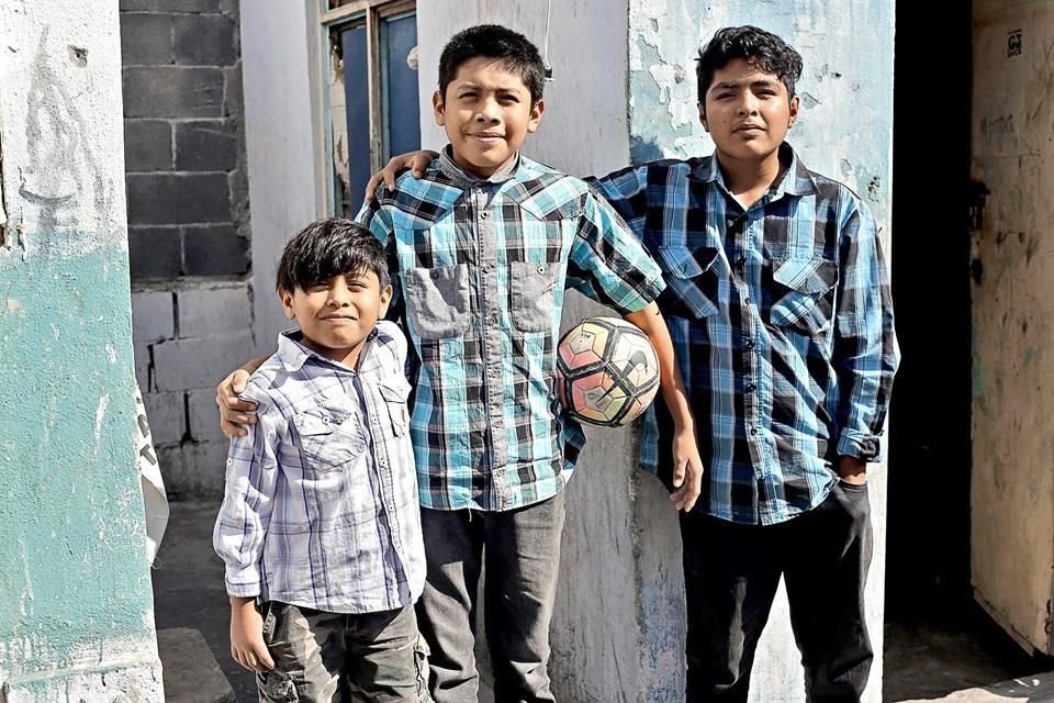 Gael Martínez Amado (izq. a der.) y sus hermanos Leo y Bryan quieren una bici y un balón de futbol.