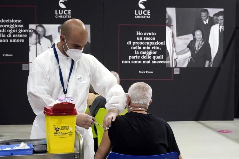 Un trabajador de salud en Italia aplica vacunas contra el Covid-19.