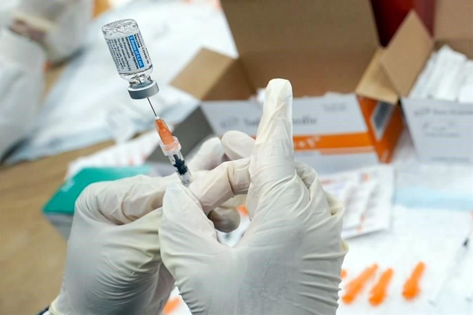 Según las autoridades de salud, la combinación de las vacunas pude generar mejor protección contra el Covid-19.