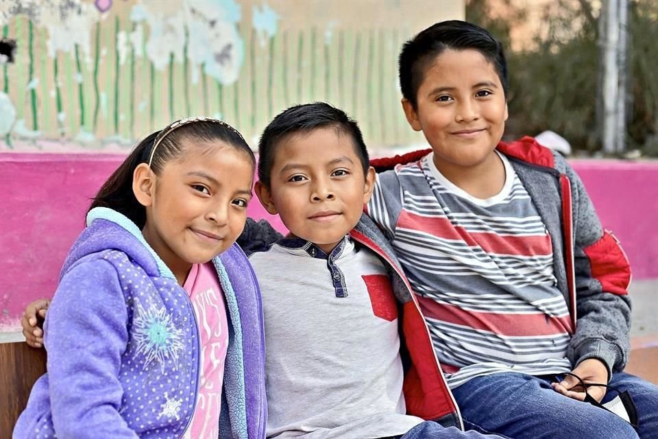 Natalia, Elías (centro) y Nelson viven en Lomas Modelo. Ellos quieren que Santa los visite este año.