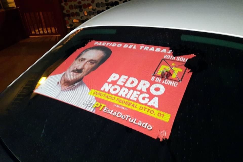 Tras impactar dos vehículos, Pedro Noriega condujo su auto Passat hasta su casa, donde se resguardó.