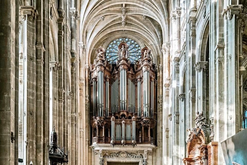 Los servicios religiosos de Notre Dame, junto con parte de su música, se trasladaron a St.- Germain-l'Auxerrois, al otro lado de la calle del Louvre.
