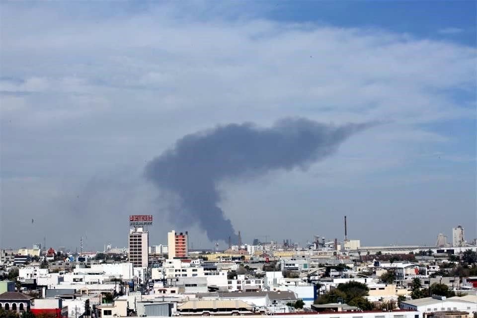 Al menos 20 incendios en negocios movilizaron a cuerpos de Bomberos y Protección Civil del Estado y dejaron un saldo de dos muertos y cientos de personas evacuadas.
