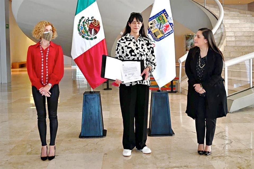 Claudia Yarte de Fernández (izq. a der.), presidenta del Patronato de 3Museos; Adriana Gallegos, nueva directora, y Melissa Segura, Secretaria de Cultura del Estado.