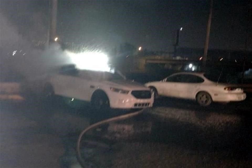 Un vehículo de FGE de BC se incendió tras la explosión de una granada que fue lanzada afuera de la sede ubicada en Vía Rápida, en Tijuana.