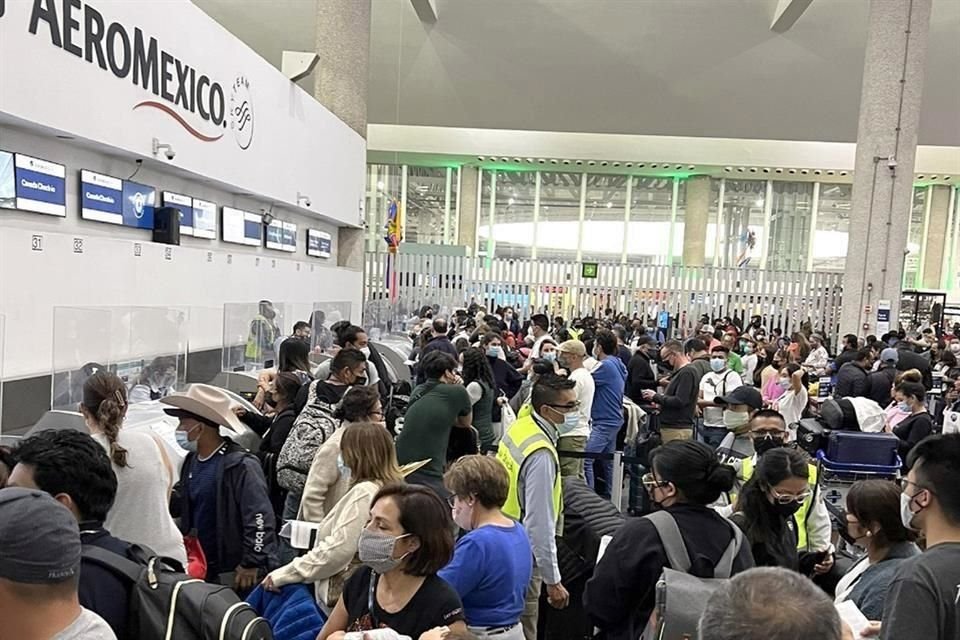 El usuario @kikeaguilar subió ayer a redes una imagen del caos en los mostradores de Aeroméxico del AICM por falta de personal.