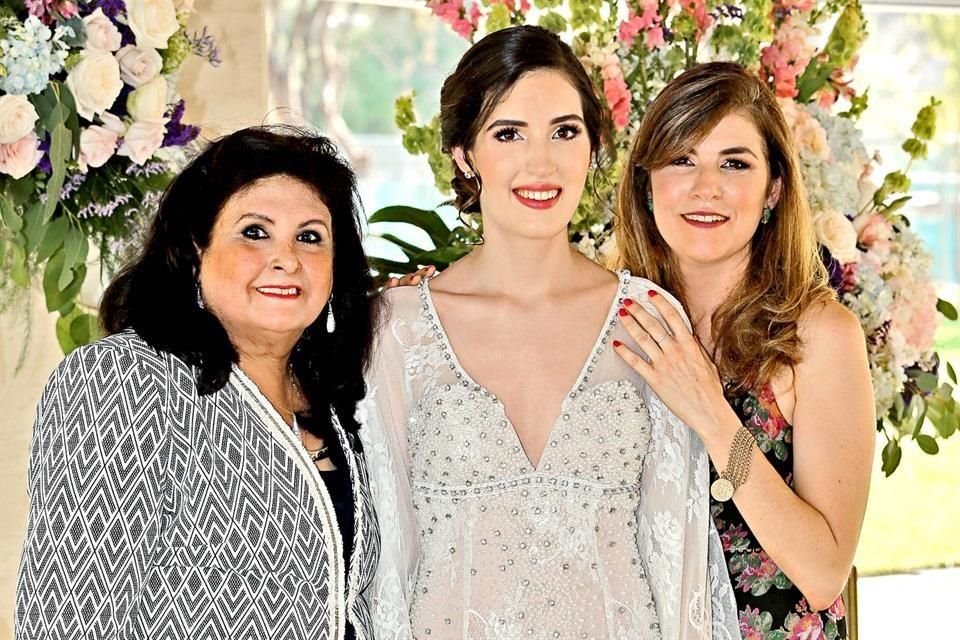 Laura Elena Guzmán de Casillas, la novia y Diana Morales Cantú