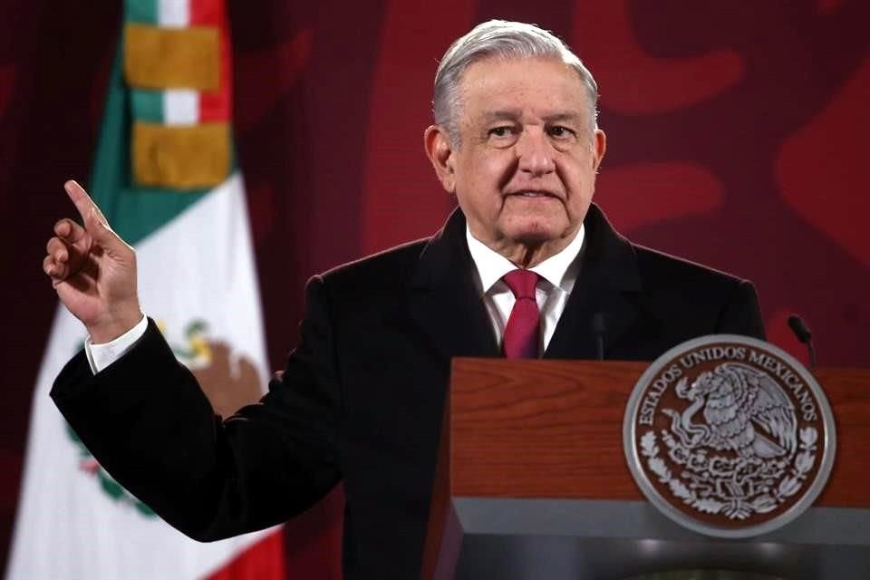 Durante la mañanera de este lunes, el Presidente Andrés Manuel López Obrador dijo que amaneció ronco y que se haría una prueba más tarde, pero no utilizó cubrebocas
