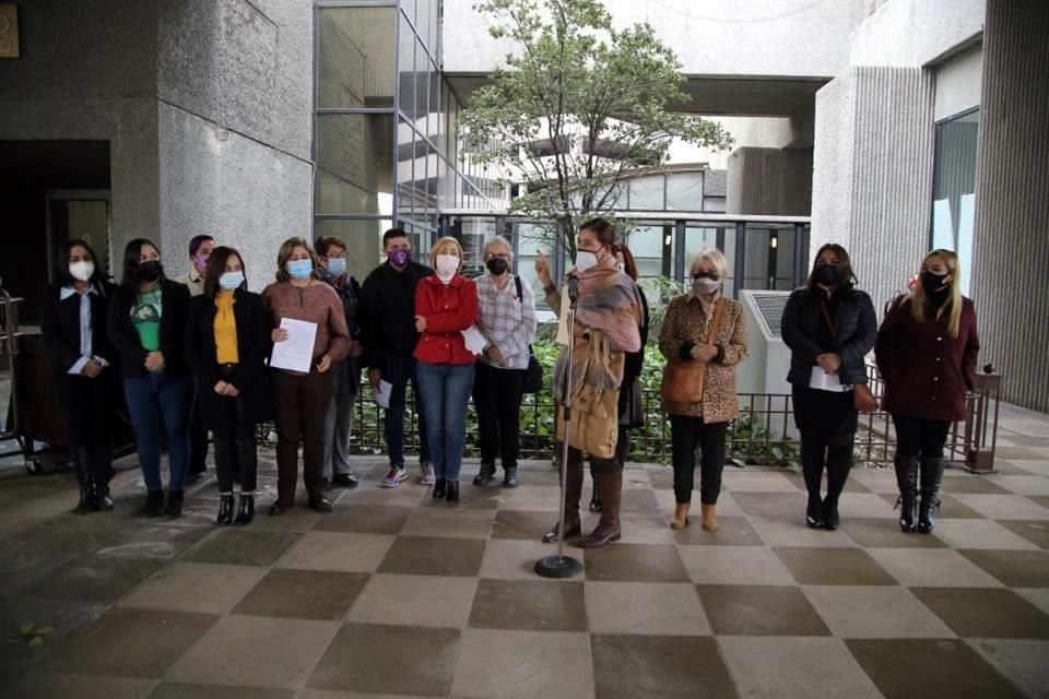 Mujeres representantes de 19 colectivos, activistas y Diputadas locales entregaron ayer al Congreso local su paquete de observaciones.