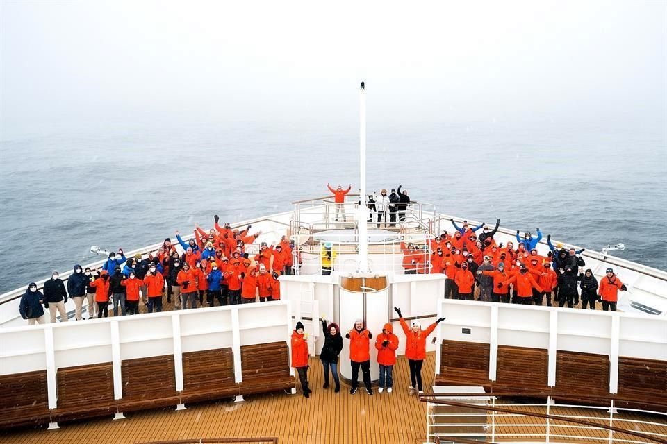 ¡SU PRIMERA VEZ! Para el barco Crystal Endeavor y sus tripulantes esta expedición a la Antártida fue de festejo, ya que por primera vez visitan este gélido continente.