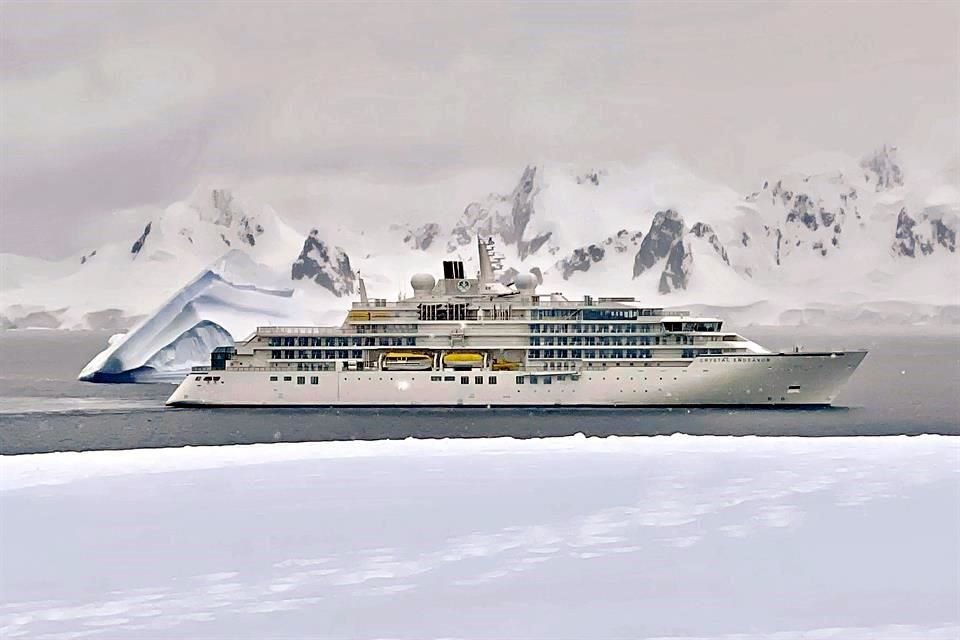 Para el barco Crystal Endeavor esta fue la primera vez que surca las aguas de la Antártida.