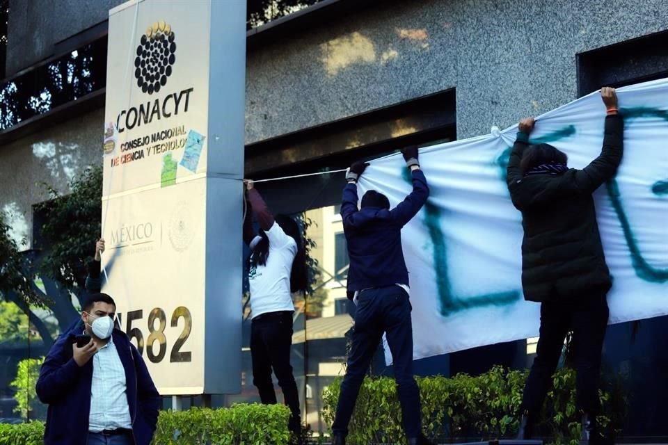 Comunidad del CIDE protesta en sede del Conacyt.