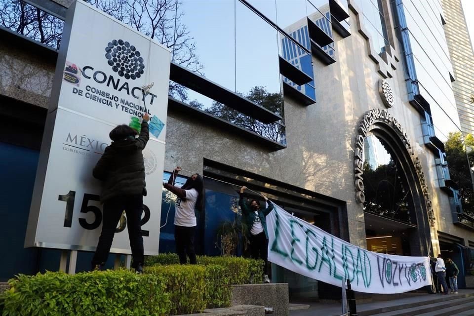 Alumnos, docentes y empleados hicieron una clausura simbólica de la sede del Conacyt.