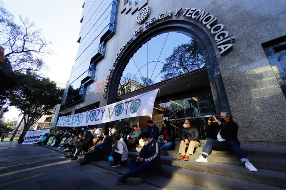 Estudiantes, académicos y trabajadores del CIDE protestaron frente a las instalaciones de Conacyt.