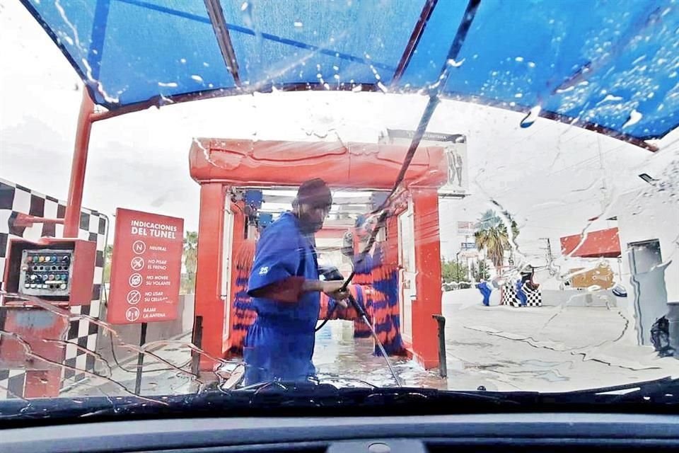 Joseph labora en un car wash de la Avenida Guerrero.