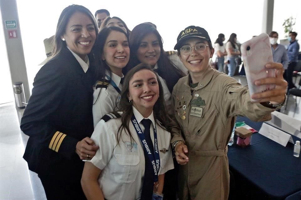 Como parte de su viaje, Zara Rutherford hizo escala el 9 de septiembre del año pasado en Monterrey, donde convivió con alumnas de una escuela de aviación.