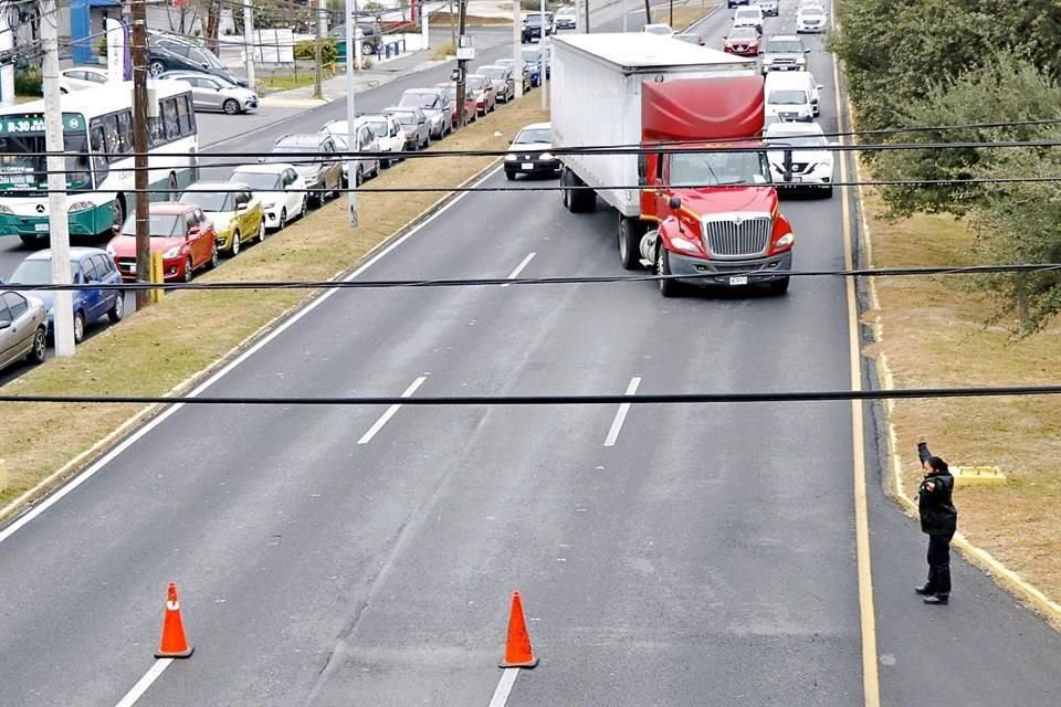Un filtro se implementó en la Avenida Lázaro Cárdenas para detener vehículos pesados en horario no permitido.