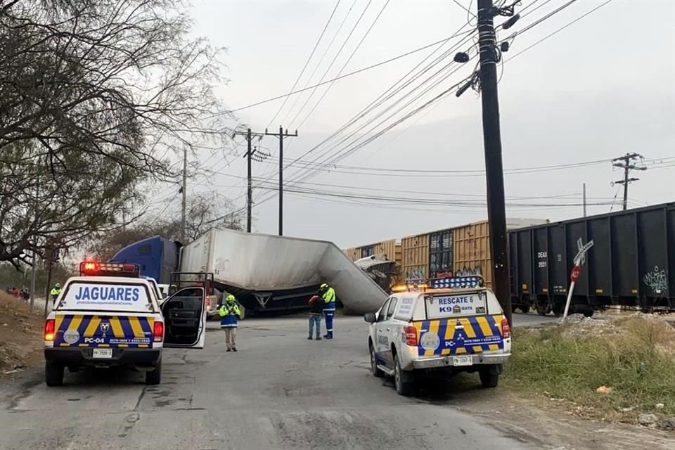 El accidente fue reportado a las 17:30 horas en la Carretera a Saltillo a la altura del Callejón del Mármol, en la Colonia Termolita.