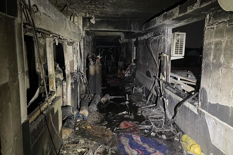 Un incendio en una Unidad de Cuidados Intensivos de un hospital de Bagdad, que atendía a pacientes graves de coronavirus, dejó a 82 personas muertas y a 110 heridos.