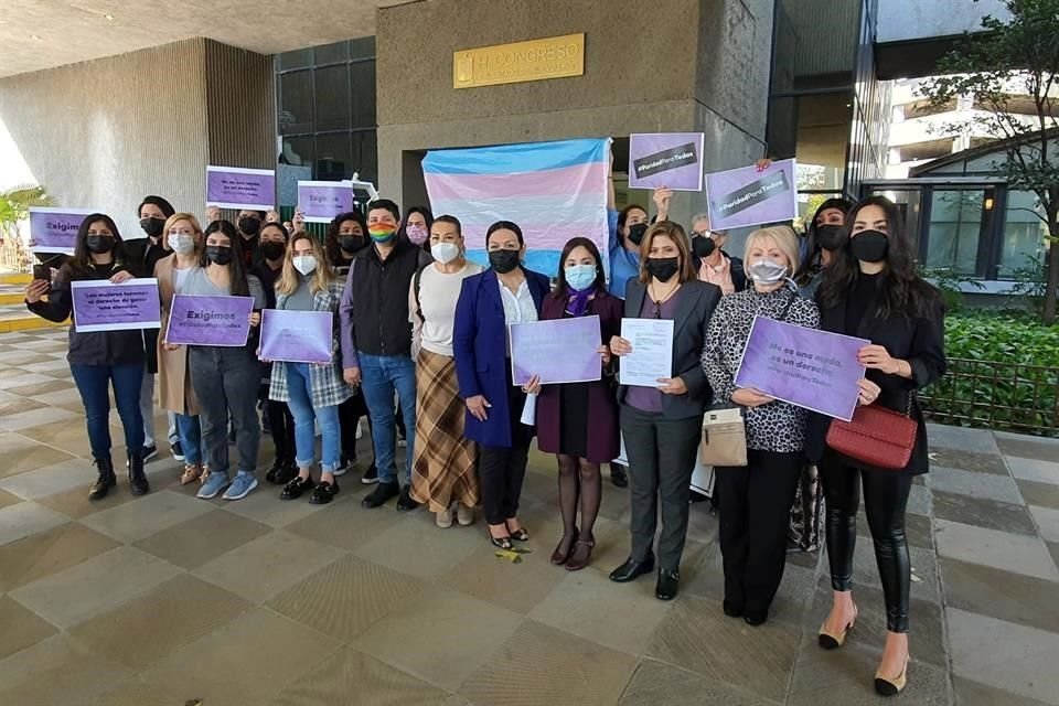 Colectivos y feministas se manifestaron ayer afuera del Congreso contra la reforma electoral por considerar que es un retroceso en el tema de la paridad.