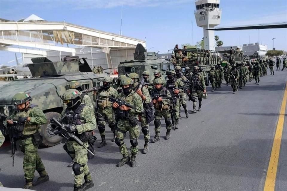 Los militares llegaron en cuatro aeronaves al Aeropuerto Internacional de Nuevo Laredo, como parte de la Fuerza de Tarea Conjunta 'México'.